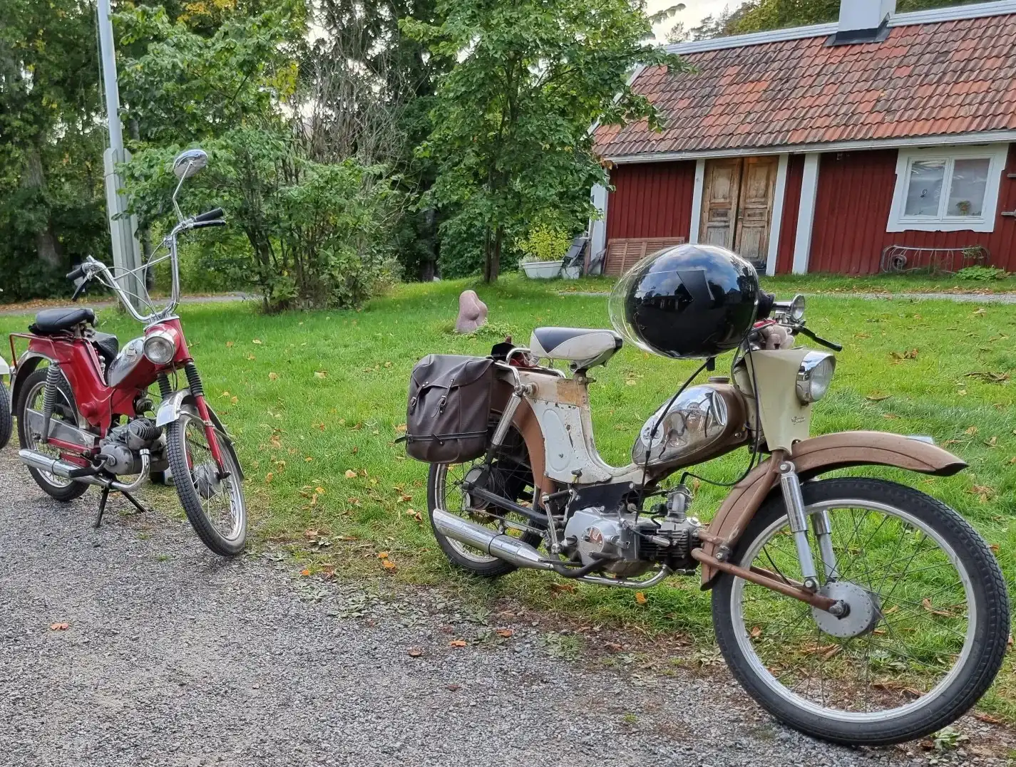 Träff med mopedklubben Club Victoria på Eggeby Gård