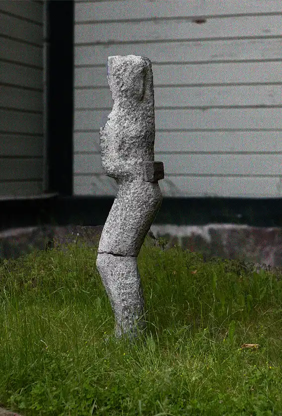 Figur även kallad Flicka med väska av Liv Due, 1998. Foto: Jocke Arfvidsson Figur även kallad Flicka med väska av Liv Due, 1998. Foto: Jocke Arfvidsson