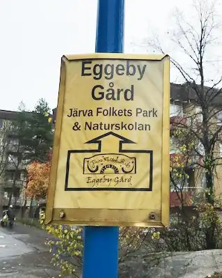 Skylt från Tensta tunnelbana till Eggeby Gård